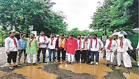 नाशिक : खड्ड्यांना गुलाल वाहून ढोल-ताशांचा गजर, मनसेच्या अनोख्या आंदोलनाची चर्चा