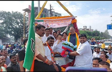 नाशिकरोड - भाजपचे पदाधिकारी शांताराम घंटे , सचिन हांडगे यांच्या हस्ते भाजप प्रदेशाध्यक्ष चंद्रकांत बावनकुळे यांना घालण्यात आलेला अकरा फुटी पुष्पहार समवेत आमदार राहुल ढिकले , शहराध्यक्ष गिरीष पालवे आदी [ छाया उमेश देशमुख ]