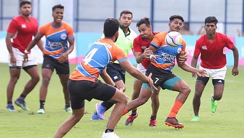 गांधीनगर : राष्ट्रीय क्रीडा स्पर्धेत महाराष्ट्राच्या पुरुष आणि महिला रग्बी संघांनी साखळी सामन्यात आपला दबदबा ठेवून बाद फेरी गाठली.