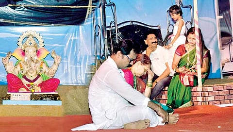 रत्नागिरी : ‘बाबा, मला मारू नका…!’ चिपळुणातील गणेशोत्सवात जिवंत देखाव्याने डोळे पाणावले