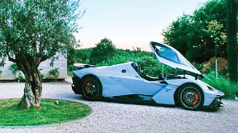 फायटर प्लेनसारखा दरवाजा असलेली सुपरकार