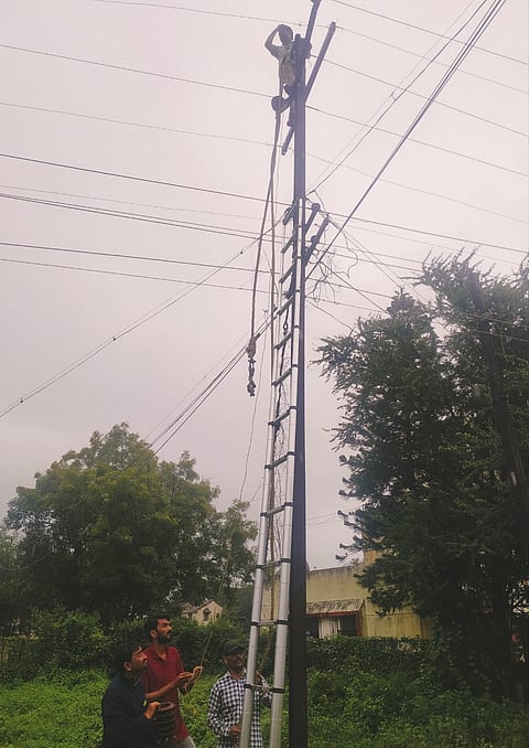 तळेगाव: वीज महावितरण कामगारांनी भरपावसात केला वीजपुरवठा सुरळीत
