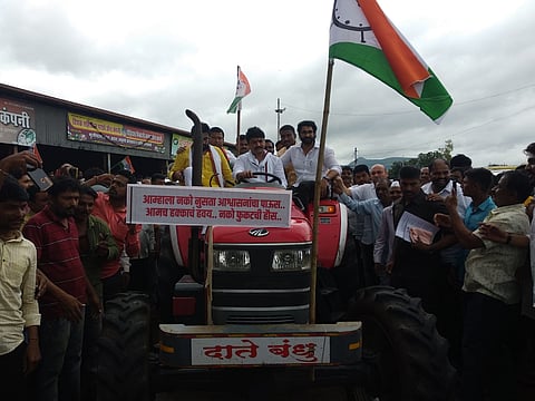 शेतकऱ्यांनी दिलेली कांद्याची माळ मुख्यमंत्र्याना घालणार, सरकार गणपती पाहत फिरतंय; मुंडेंची सरकारवर सडकून टीका