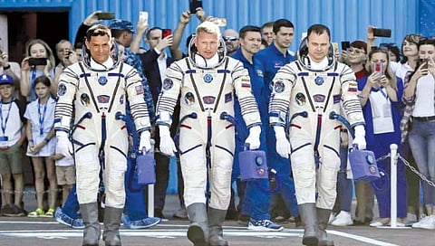 अंतराळ स्थानकावरून परतले तीन रशियन अंतराळवीर