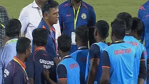 IND vs AUS : सामन्यात रोहित शर्मा तर मैदानाबाहेर राहुल द्रविडने जिंकली चाहत्यांची मने, पाहा व्हायरल फोटो