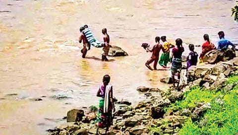 पालघर : पुलाअभावी रुग्णाचा जीवनमरणाशी खेळ