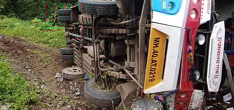 नागपूर जिल्ह्यातील पेंढरी घाटात ट्रॅव्हल्स २० फूट खोल खड्ड्यात कोसळली; १० प्रवासी जखमी