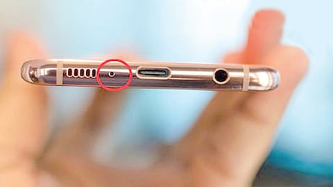 सेलफोनमध्ये ‘हे’ छिद्र कशासाठी असते?