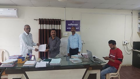 नंदुरबार : राशनधान्य सवलत बंद करण्याबाबत तहसिलदार यांना निवेदन देताना ज्येष्ठ नागरिक.