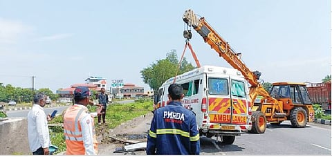 अपघातग्रस्त रुग्णवाहिका बाजूला घेताना. (छाया : किरण दिघे, खेड शिवापूर)