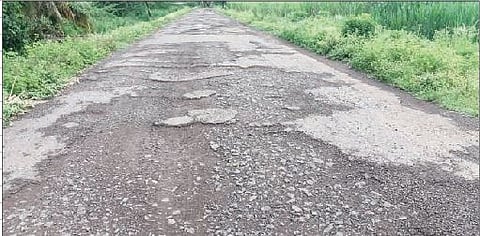 मुरुम येथील रस्त्याची झालेली दुरवस्था. (छाया : युवराज खोमणे)
