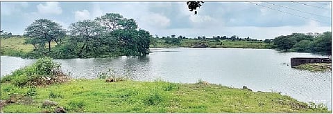 शिरदाळे (ता. आंबेगाव) 
येथील भरलेला लौकी तलाव.