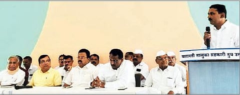 लम्पी स्किनचा प्रादुर्भाव व उपाययोजनेसंबंधी दूध संघात आयोजित बैठकीत बोलताना संघाचे अध्यक्ष संदीप जगताप, व्यासपीठावर अन्य मान्यवर.
