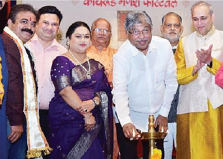 कोथरूड गणेश फेस्टिव्हलचे उद्घाटन करताना चंद्रकांत पाटील व इतर मान्यवर.