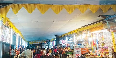 बुधवार पेठेतील तांबडी जोगेश्वरी मंदिर परिसरात नवरात्रोत्सवानिमित्त उभारण्यात आलेला मंडप.