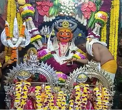 जेजुरीगडावर श्री खंडोबा व म्हाळसादेवीच्या उत्सवमूर्तींची घटस्थापना