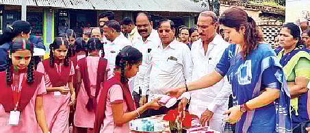 शाळेतील विद्यार्थिनींना सॅनिटरी नॅपकिनचे वाटप करताना रूपाली चाकणकर व इतर मान्यवर.