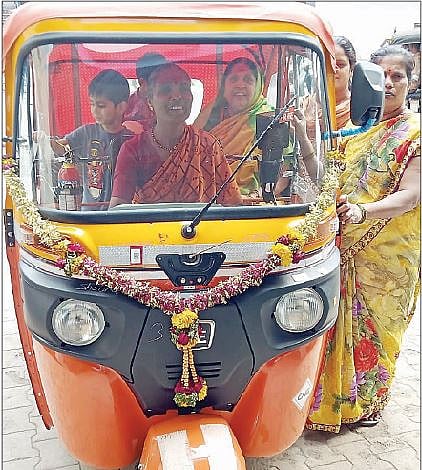 धायरी येथे  प्रवासी वाहतूक करताना रिक्षाचालक शोभा कांबळे.