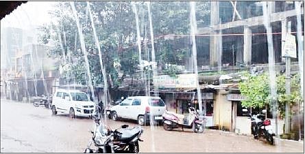 भोरला अवकाळी पावसाने झोडपले.