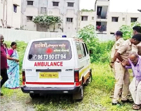 नाणेकरवाडी येथे रस्ता अडवल्याने रस्त्यात उभी असलेली शववाहिनी.