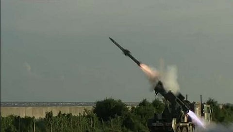 DRDO : भारतीय लष्कराकडून QRSAM प्रणालीच्या 6 उड्डाण चाचण्या यशस्वी, वाचा काय आहे मिसाइलची वैशिष्ट्ये