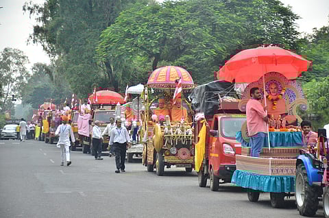 नाशिक : पंचवटी तपोवन परिसरातून काढण्यात आलेली स्वामी नारायण मंदिर मूर्ती प्रतिष्ठापनानिमित्त शोभायात्रा. (छाया: हेमंत घोरपडे)