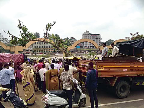 पंचवटी : म्हसोबा पटांगणाशेजारील नवीन शाहीमार्गावर येथील झोपड्यांचे अतिक्रमण काढण्याबाबत नागरिकांशी चर्चा करताना मनपा अतिक्रमण निर्मूलन विभागाचे अधिकारी, कर्मचारी व पोलिस. (छाया : गणेश बोडके)