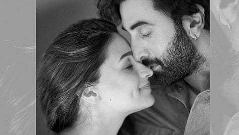 Alia Romantic Photo : आलियाने शेअर केला रोमँटिक फोटो; चाहते म्हणाले, “जोडी असावी तर…”