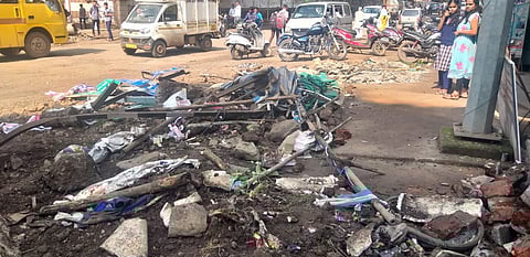 राजगुरूनगर शहरातील वाडा रस्त्याच्या दोन्ही बाजूंनी असलेल्या अतिक्रमनांवर गुरुवारी रात्री अशी धडक कारवाई करण्यात आली.