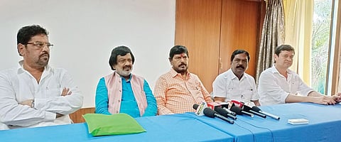 एकनाथ शिंदे यांचीच खरी शिवसेना : केंद्रीय मंत्री रामदास आठवले