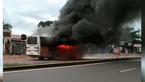 औरंगाबादेत धावती बस पेटली, वरुड फाटा येथील घटना