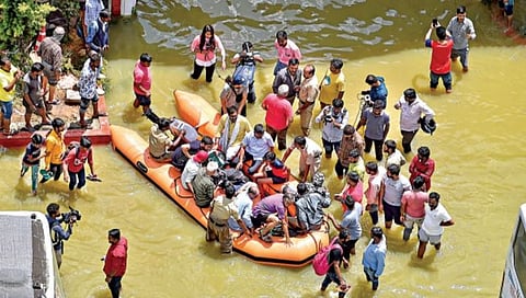 बंगळूर : रेनबो ड्राईव्ह परिसरात जमा झालेल्या पाण्यातून नागरिकांची सुटका करताना अग्निशमन दलाचे पथक 