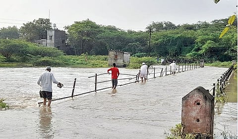 नदीच्या पुलावरुन जीवघेणा प्रवास ; चांदेकसारे- घारीकरांची गैरसोय दूर होईल का?