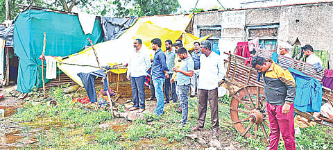 चांदवड : दहीवद येथे नुकसानीची पाहणी करताना आ. डॉ. राहुल आहेर, दीपाली निंबाळकर, गणेश निंबाळकर. (छाया : सुनील थोरे)