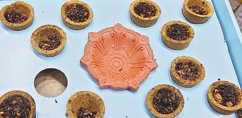 पिंपरी : बाप्पासमोर दरवळतोय सुगंध