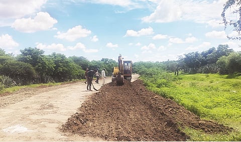 कोंभळी : वनविभाग हद्दीतील रस्त्याच्या कामाचे ग्रहण सुटले