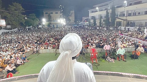 मालेगाव : येथील एटीटी हायस्कूलमध्ये सुन्नी दावत-ए-इस्लामतर्फे आयोजित व्यसनमुक्ती अभियानाप्रसंगी जनसमुदायाला मार्गदर्शन करताना मौलाना सय्यद अमीनूल कादरी.