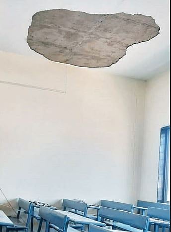 पारनेर : कॉलेजच्या छताचे प्लास्टर कोसळले, काही वर्षांपूर्वीच बिल्डिंगचे बांधकाम