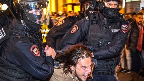 Russia Ukraine War : रशियात नागरिकांकडून युद्धविरोधी निदर्शने, 1300 हून अधिक लोकांना अटक