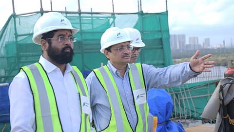 मुंबई ट्रान्स हार्बर लिंकच्या कामाची पाहणी करताना  मुख्यमंत्री एकनाथ शिंदे  