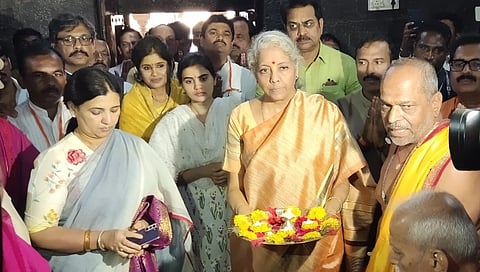 मोरगाव : देशवासियांच्या सुखासाठी केंद्रीय अर्थमंत्र्यांचे मयुरेश्वराला साकडे