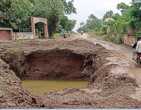 मृत्यूचा सापळा आता अंतिम प्रवासातही अडसर, अंत्यविधीसाठी जाणार्‍यांना चिखलातून वाट