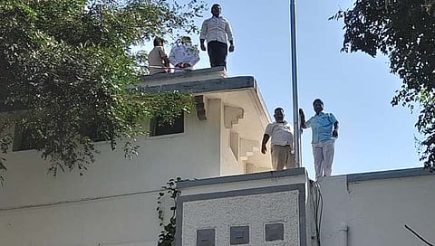 उस्मानाबाद : पीकविम्यासाठी शेतकऱ्यांसह शिवसेनेचे जिल्हाधिकारी कार्यालय इमारतीवर आंदोलन