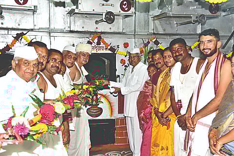 दिंडोरी : बॉयलर अग्निप्रदीपन करताना अध्यक्ष श्रीराम शेटे. समवेत सूर्यकांत राजे, साहेबराव पाटील, कैलास मवाळ आदी. (छाया : समाधान पाटील)