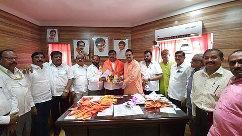 नाशिक : म्युनिसिपल कर्मचारी कामगार सेनेच्या अध्यक्षपदी नियुक्ती झाल्यानंतर कार्यभार स्विकारतांना सुधाकर बडगुजर. समवेत संस्थापक अध्यक्ष बबनराव घोलप, जिल्हाप्रमुख विजय करंजकर, सहसंपर्कप्रमुख दत्ता गायकवाड आदी.