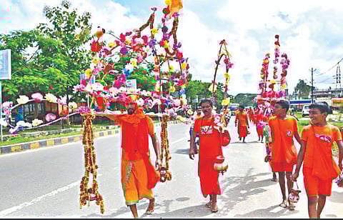 सप्तशृंगगड : गडावर कोजागरी पौर्णिमेसाठी हजर झालेले हजारो कावडधारक. (छाया: तुषार बर्डे)