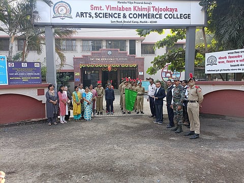 नाशिकरोड : सरदार वल्लभाई पटेल यांच्या जयंतीनिमित्ताने राष्ट्रीय एकता दिवसानिमित्त एकता दौड रॅलीला हिरवा झेंडा दाखविताना प्राचार्य डॉ एस एस काळे. समवेत शिक्षक ,शिक्षेकतेर कर्मचारी. (छाया : उमेश देशमुख) 