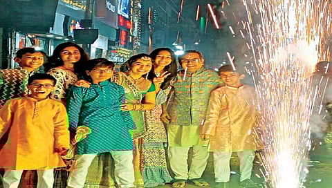 सांगली : चैतन्यपर्वाचा जल्लोष; लक्ष्मीपूजन थाटात!