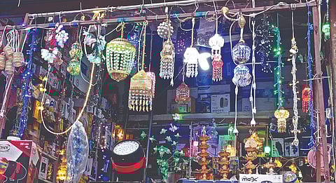 नाशिक : यंदाच्या दीपावलीसाठी बाजारात इलेक्ट्रिक पद्धतीचे आगळेवेगळे आकाशकंदील, इलेक्ट्रिक पणत्या, समई, झुंबर विक्रीसाठी आले आहेत.(छाया : हेमंत घोरपडे)