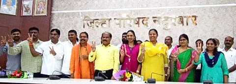 नंदूरबार : खासदार डॉक्टर हिना गावित यांच्या समवेत हात उंचावून व्हिक्टोरिचिन्ह दाखवताना निवड झालेले सभापती. 